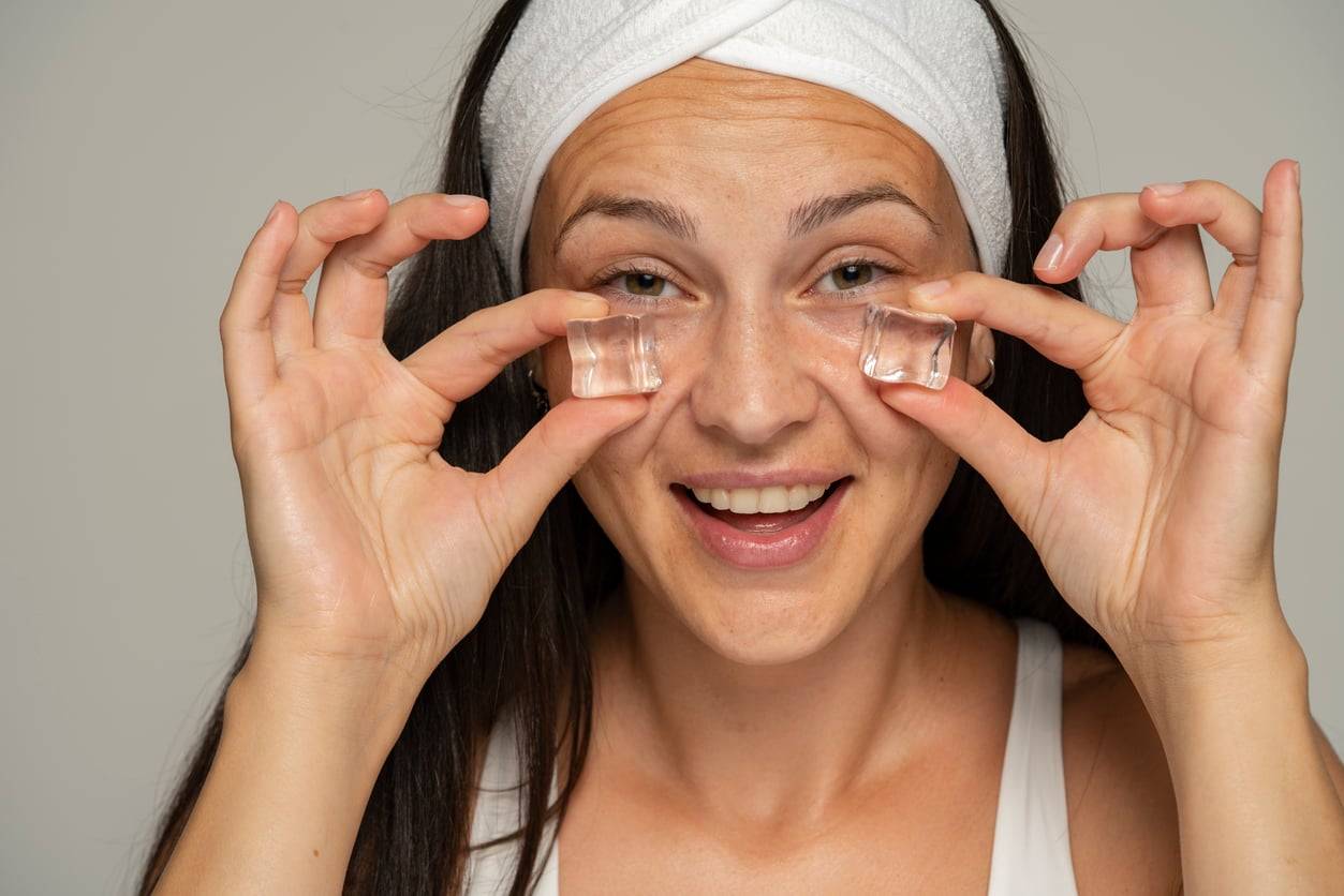 Viso gonfio e occhiaie al risveglio? Il rituale del ghiaccio da 2 minuti che risolve tutto