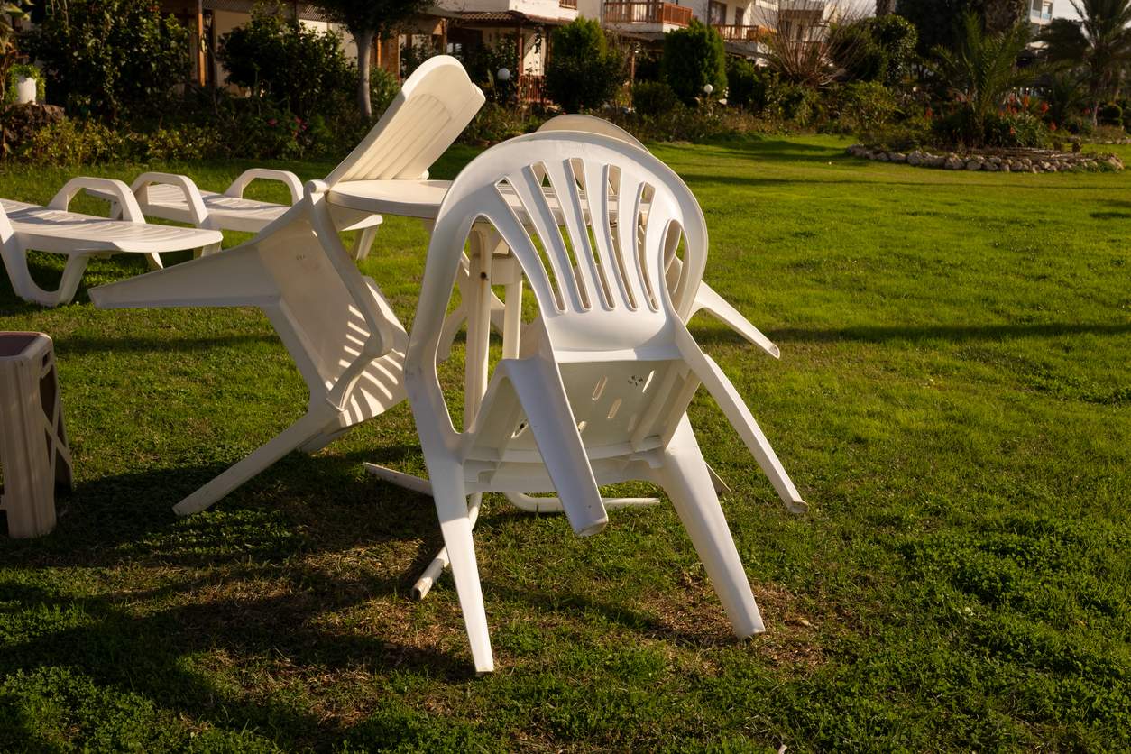Gartenstuhl aus Plastik vergraut? So machst du ihn günstig wieder wie neu — Haushalt