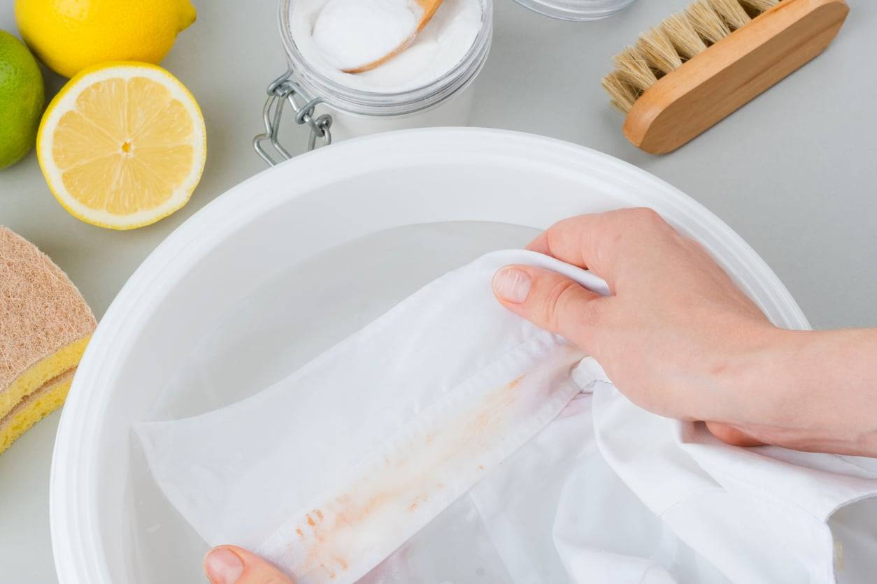 Gelbe Sonnencreme-Flecken? So werden Kleidung und Handtücher wieder makellos