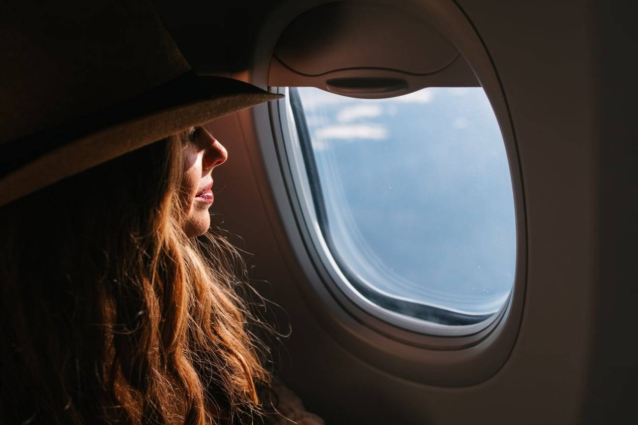 Il punto più sporco dell'aereo non è il bagno: ecco dove si nascondono davvero i germi