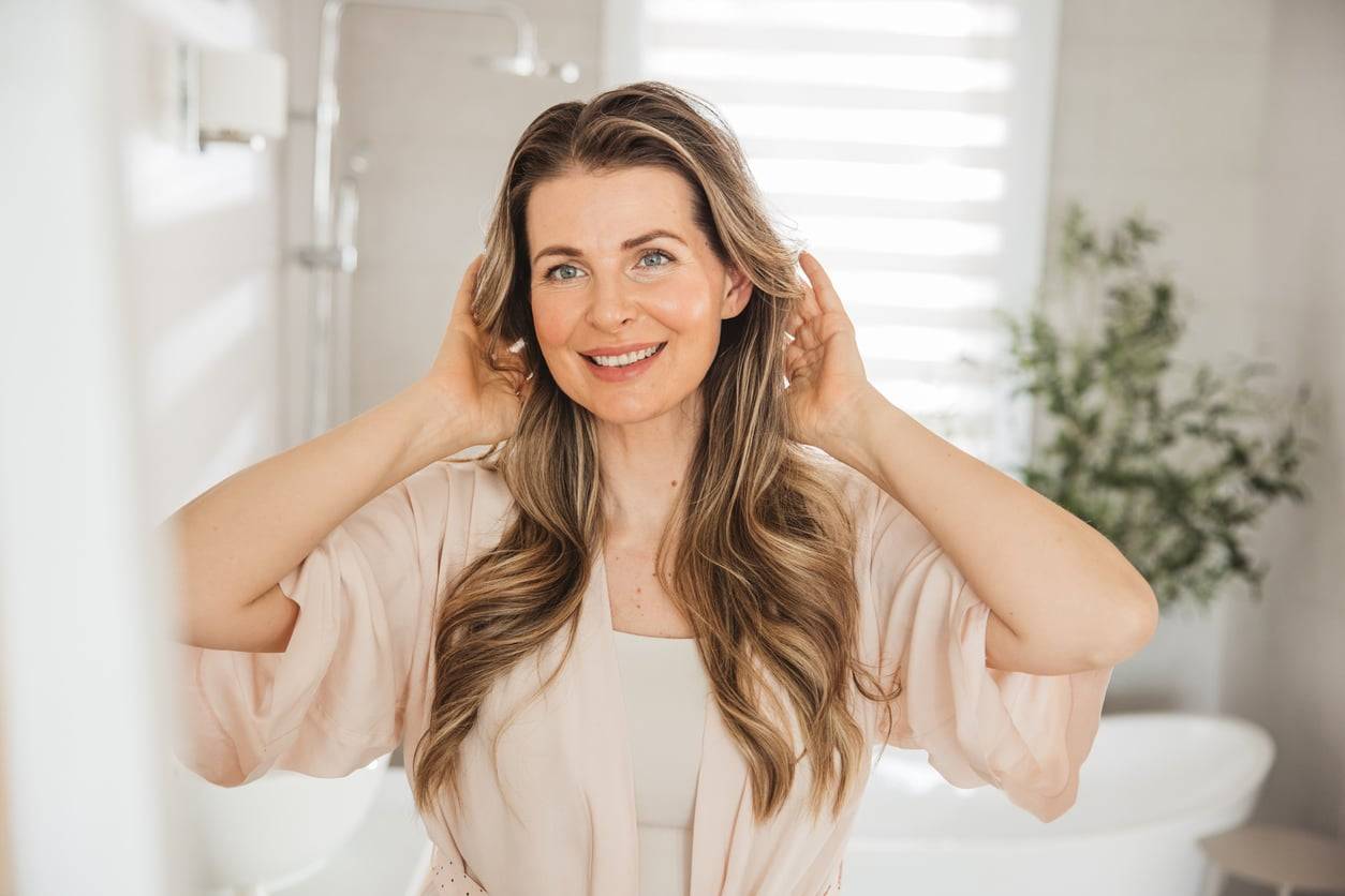 6 Frisuren ab 50, die sofort jünger machen – und kinderleicht zu stylen sind