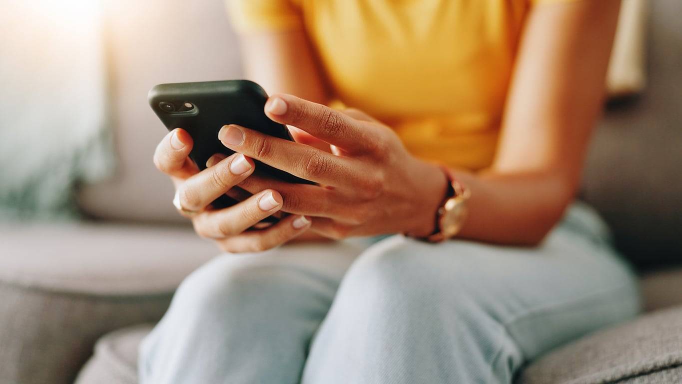 La nueva pareja de mi ex me escribió una noche: acabamos hablando durante horas