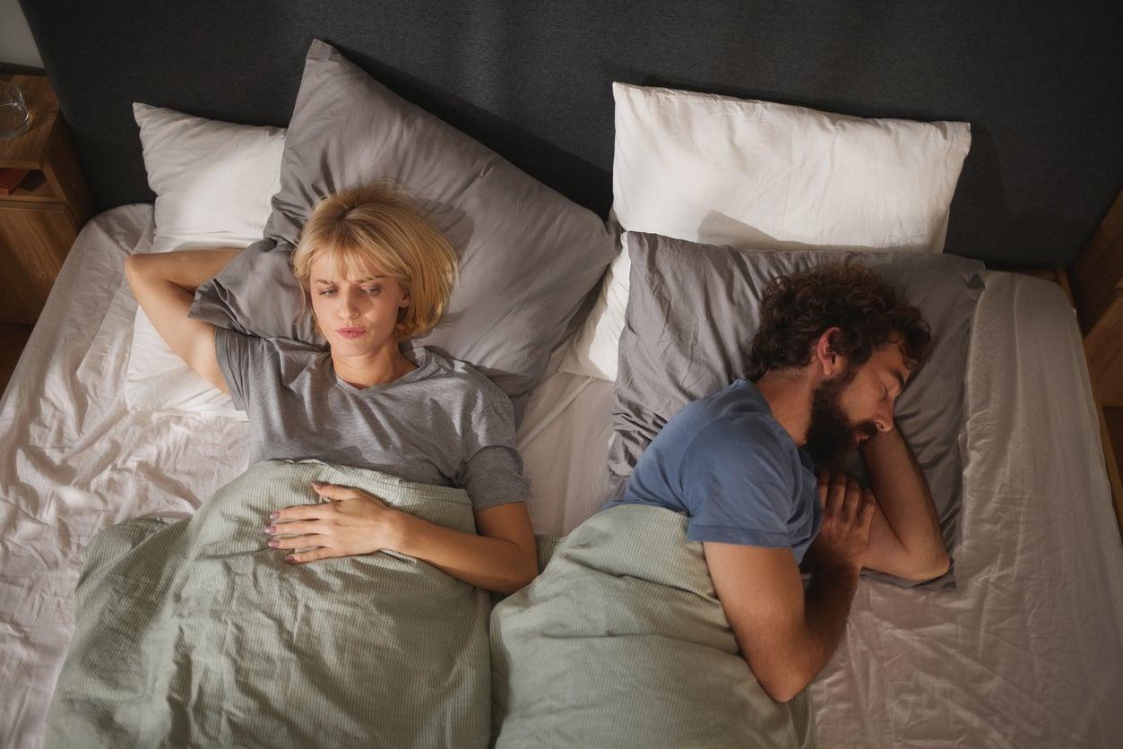 Dormir en habitaciones separadas: por qué cada vez más parejas eligen el "divorcio del sueño" — Relación