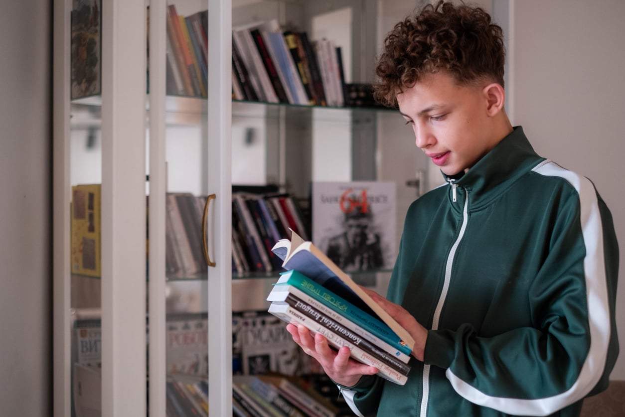 5 playful tricks that finally get your kid to read their summer book — Family