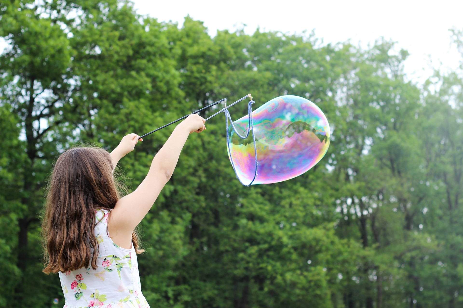 6 jeux d'eau et de boue à faire au jardin qui occupent les enfants pendant des heures — Famille