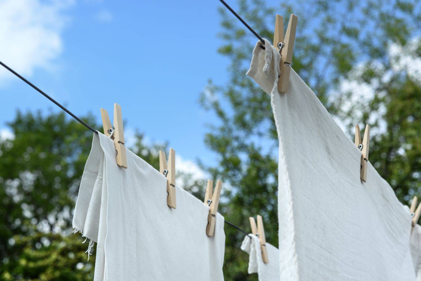 Gelbe Schweißflecken auf weißer Sommerkleidung? Dieses Hausmittel für ein paar Cent lässt sie verschwinden