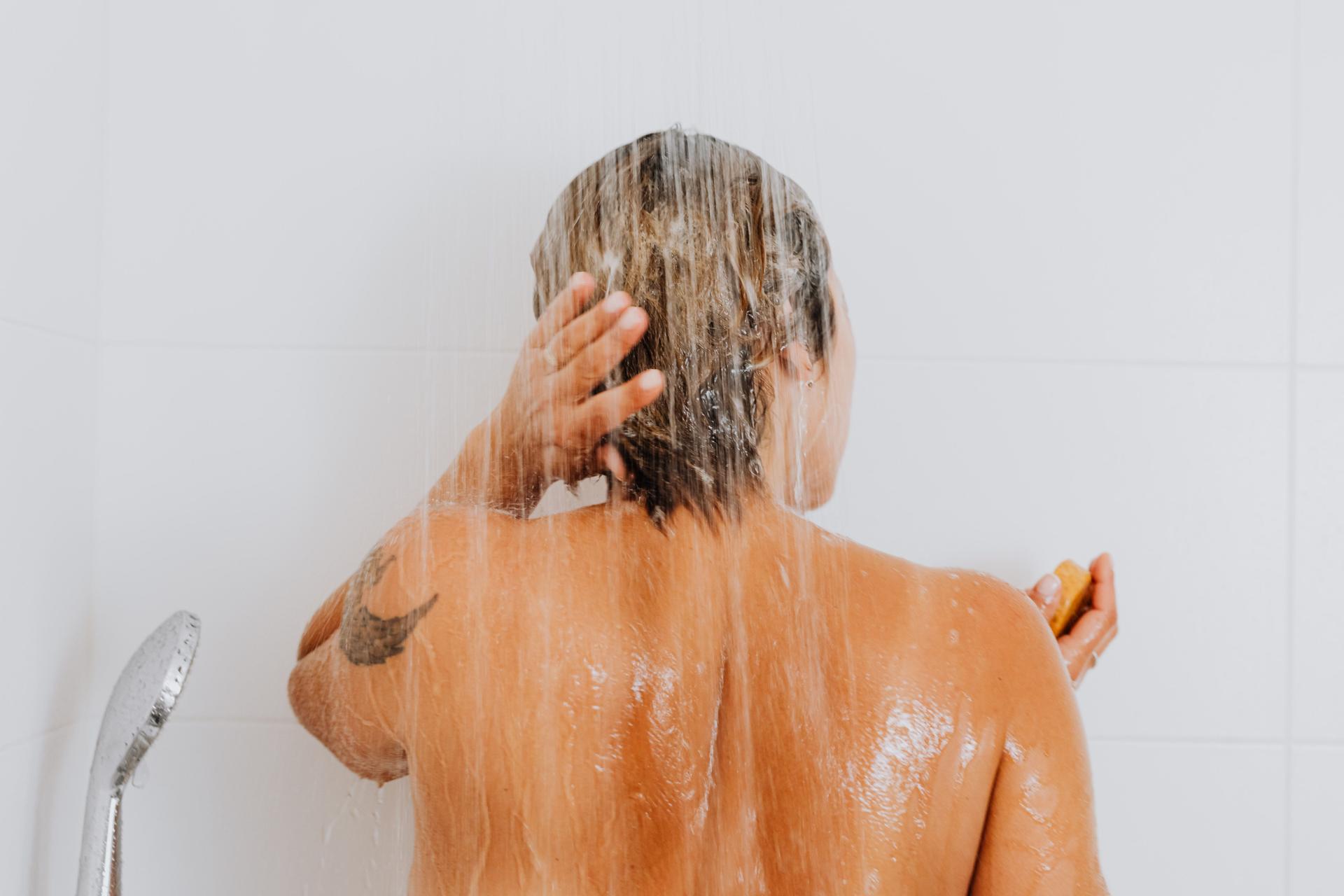4 errores en la ducha que resecan tu piel sin que te des cuenta — Estilo