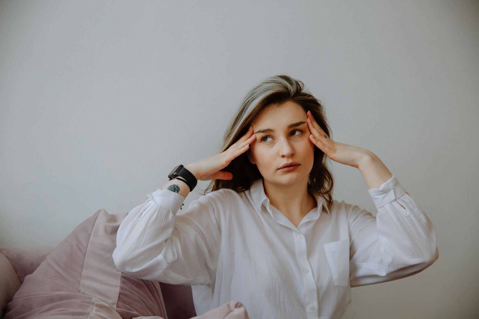 Ces 4 signes du zodiaque somatisent le stress : leur corps paie ce que la tête refuse de lâcher — Mode de vie