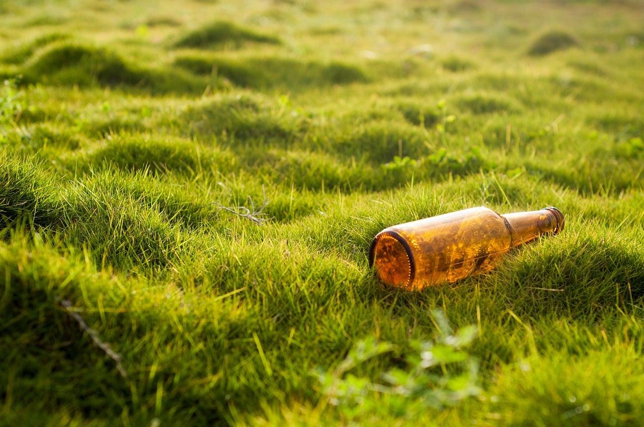 Braune Flecken im Rasen? Dieses alte Hausmittel macht ihn wieder grün — Garten & Terrasse