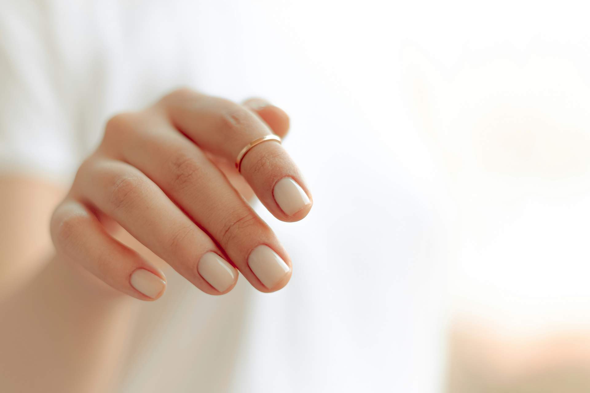 La manucure tendance de cet automne ? Des ongles minimalistes, naturels et parfaitement soignés — Style