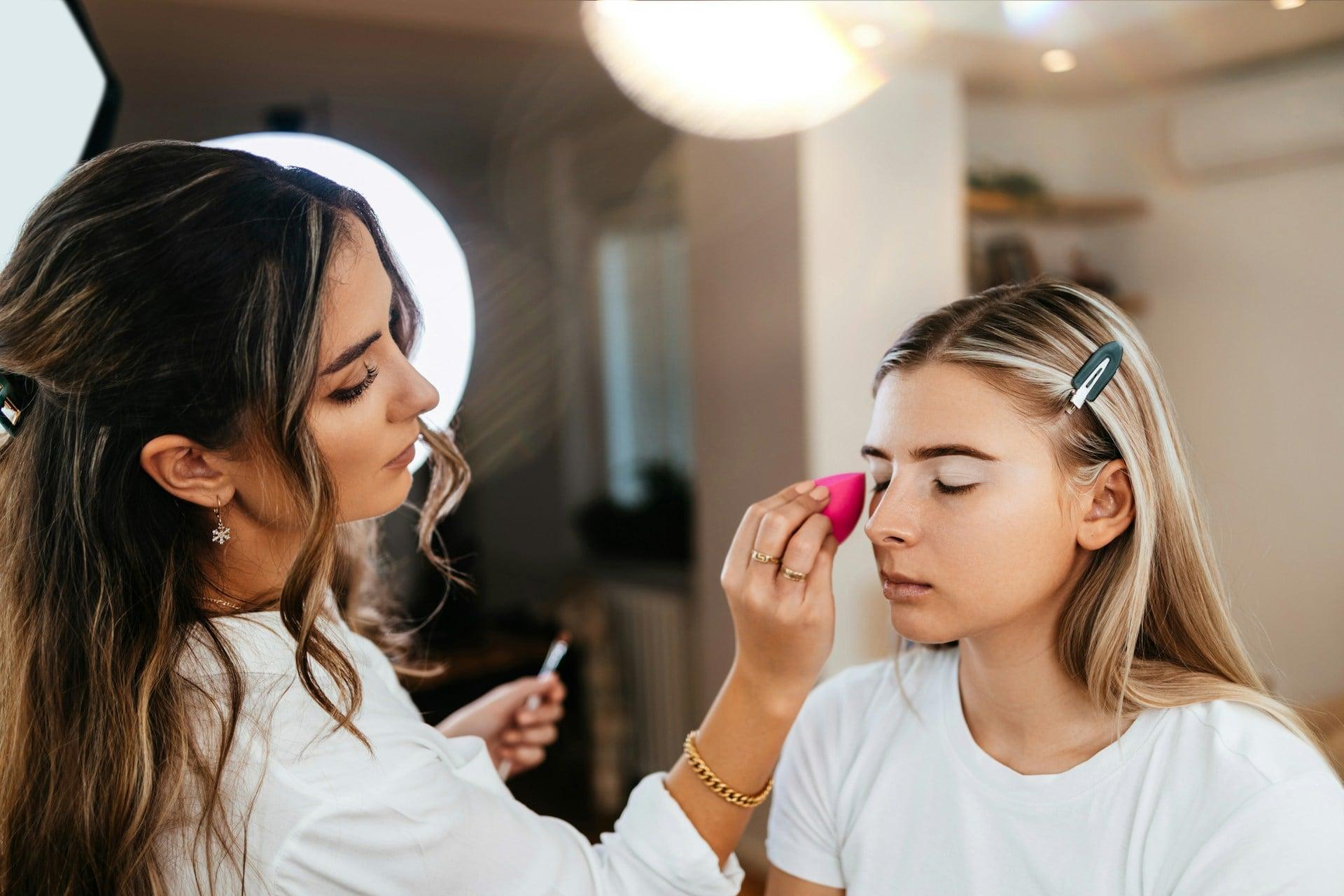 "A metà lavoro ha cambiato idea sul colore": le storie assurde di chi lavora nella bellezza — Lifestyle