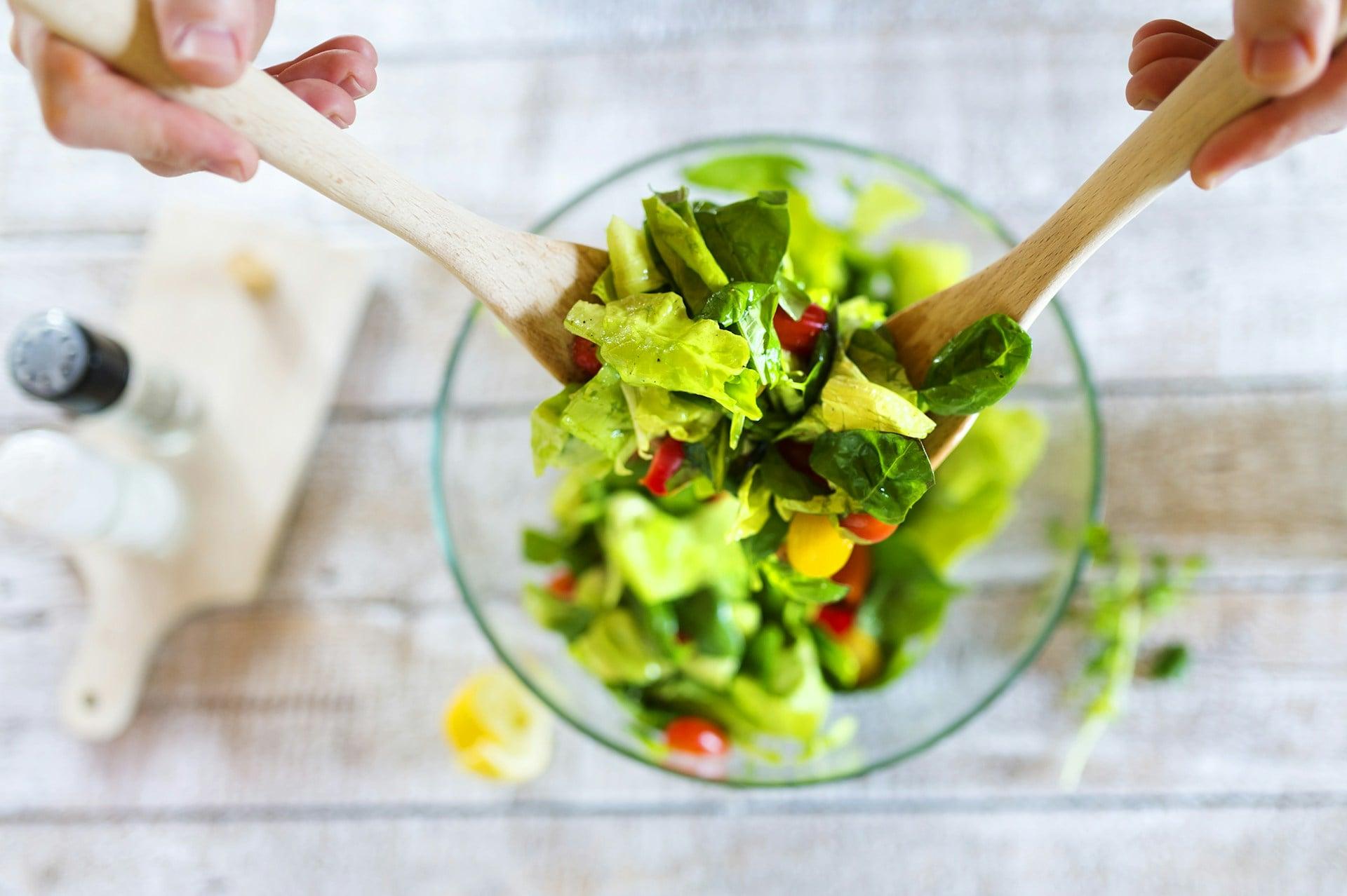 Gesund und trotzdem Bauchweh: Warum roher Salat so viele aufbläht — Gesundheit