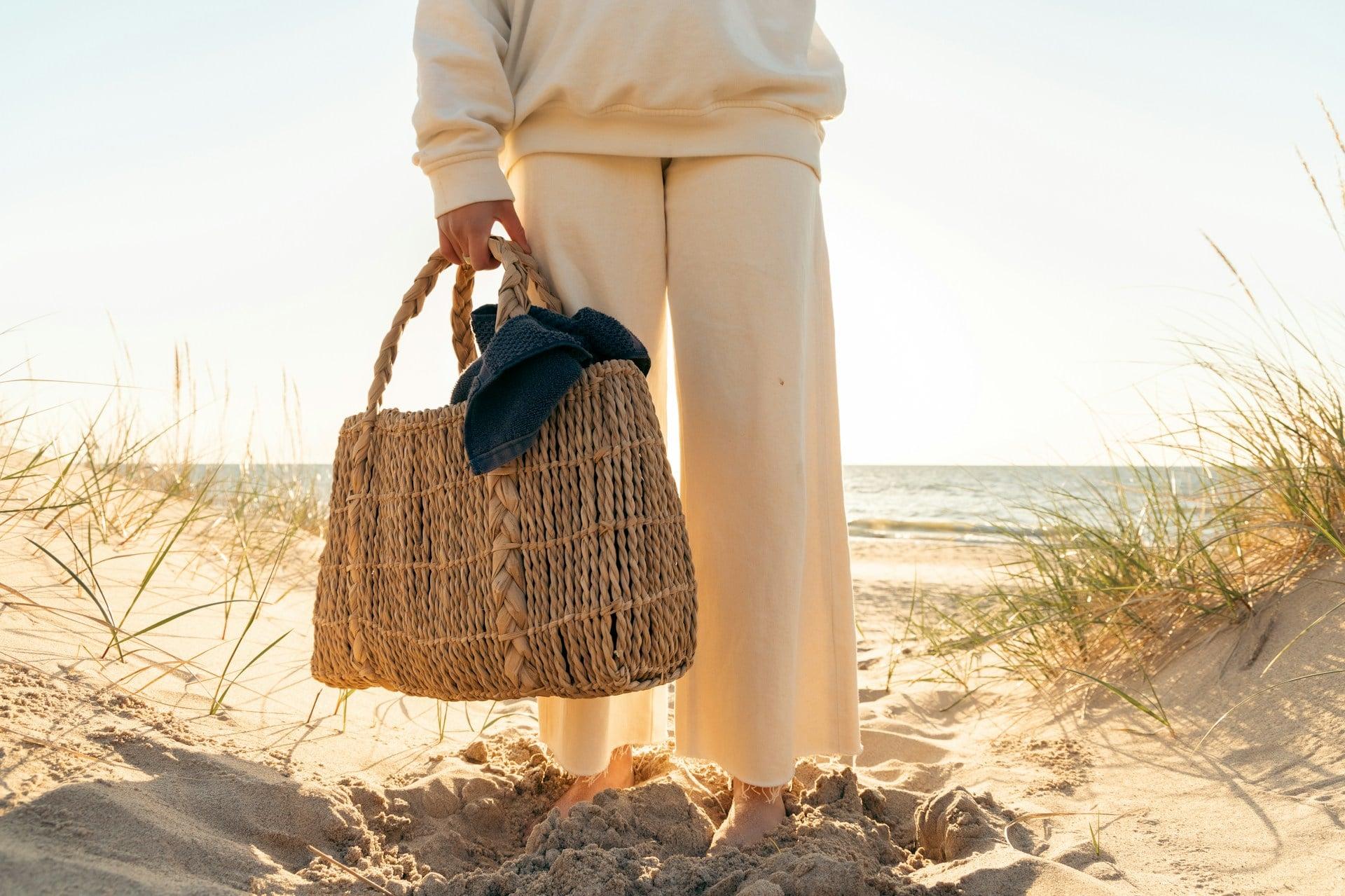 Le sac de plage devient l'accessoire ville de l'été : nos 10 modèles préférés — Mode