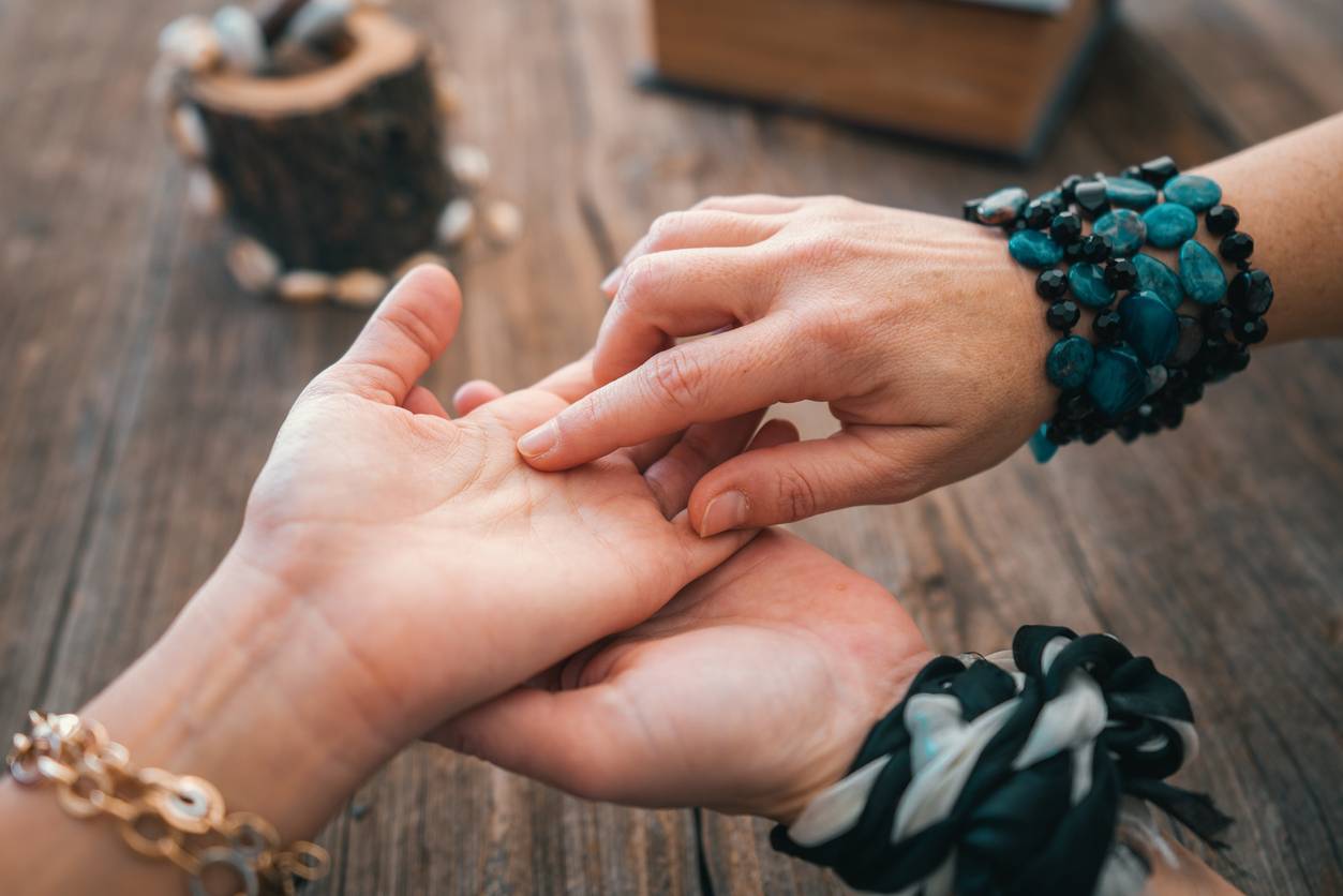 Leggere la mano: cosa raccontano davvero le linee del tuo palmo