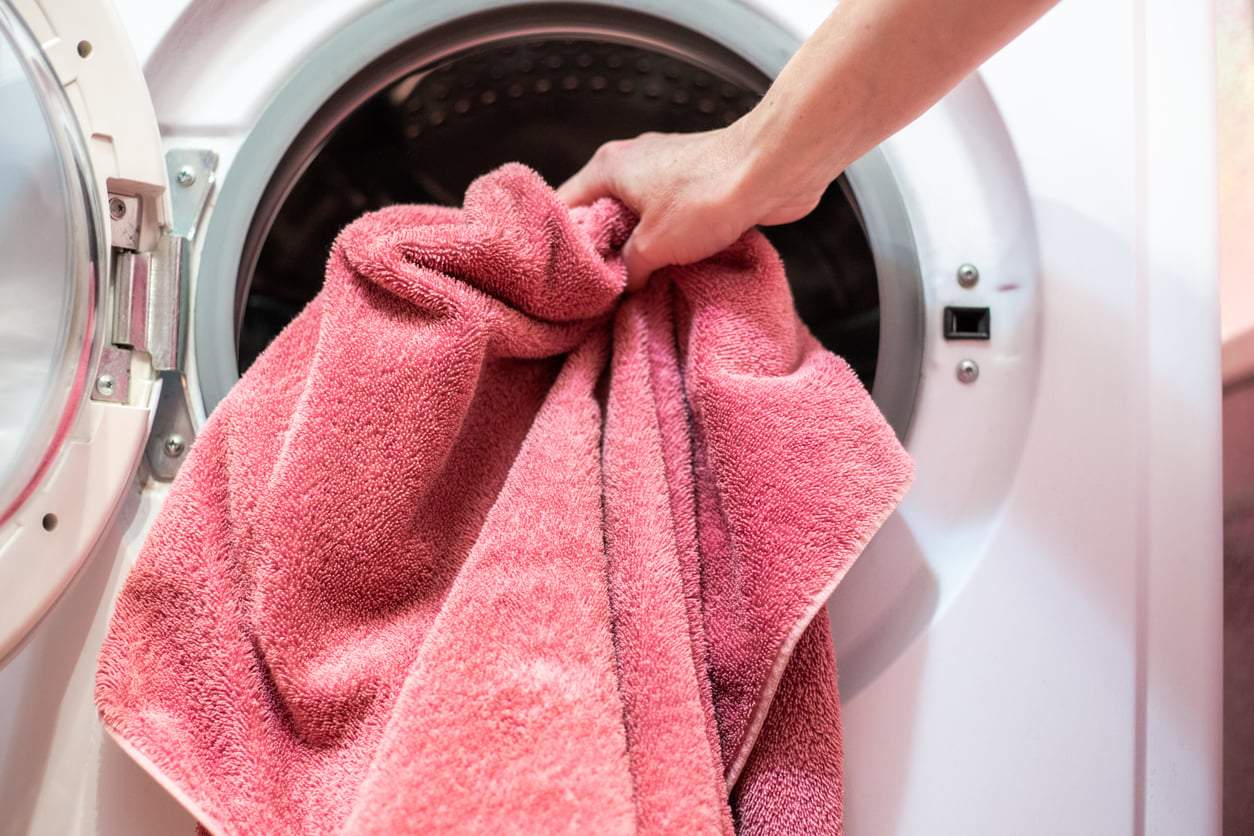 Vos serviettes deviennent rêches ? Une cuillère de ceci dans le tambour change tout — Ménage