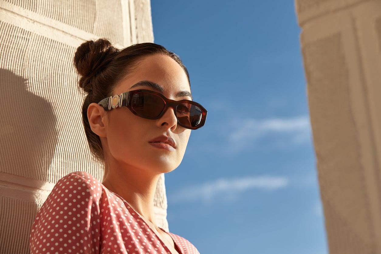 Gafas de sol, sombrero y pañuelo: los tres accesorios que arreglan cualquier look de verano — Moda