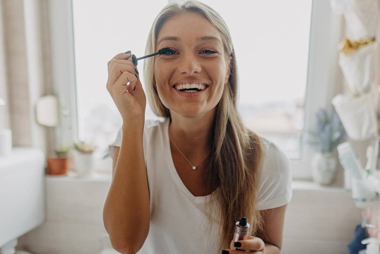 Mascara waterproof : les 3 erreurs qui abîment vos cils sans que vous le sachiez