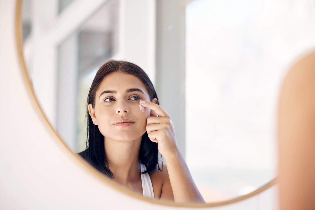 La regola delle 2 dita: quanta crema solare serve davvero sul viso dopo i 40 — Viso