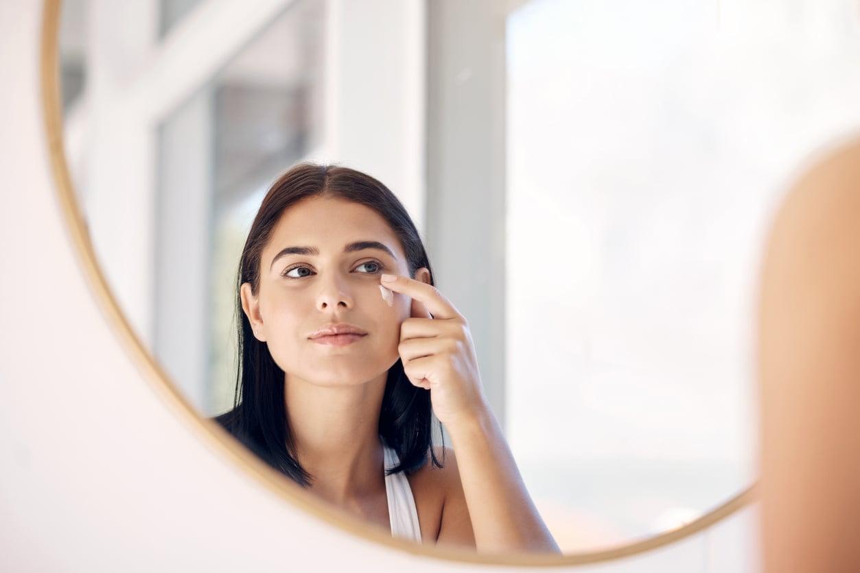 La regola delle 2 dita: quanta crema solare serve davvero sul viso dopo i 40 — Viso