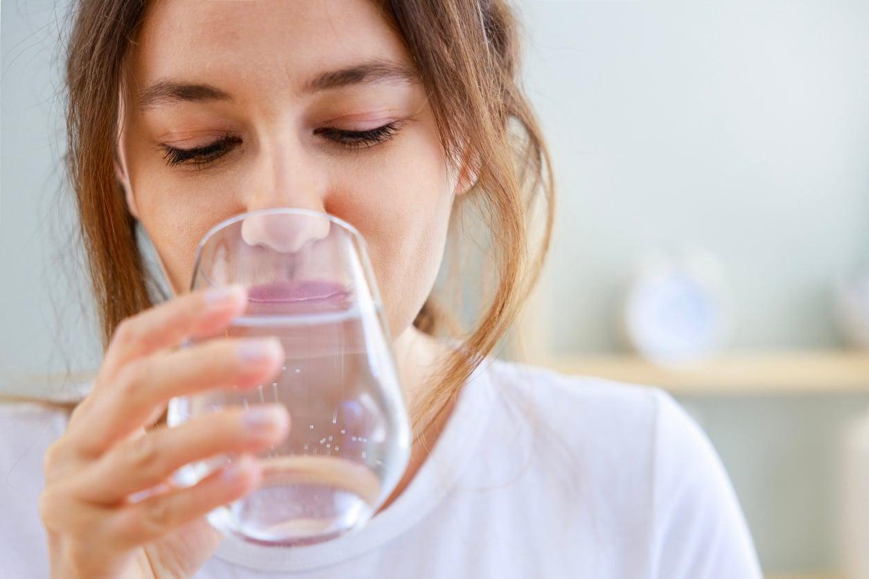 Jeden Tag 2 Liter Wasser im Sommer? Warum das mehr schaden kann, als du denkst — Gesundheit