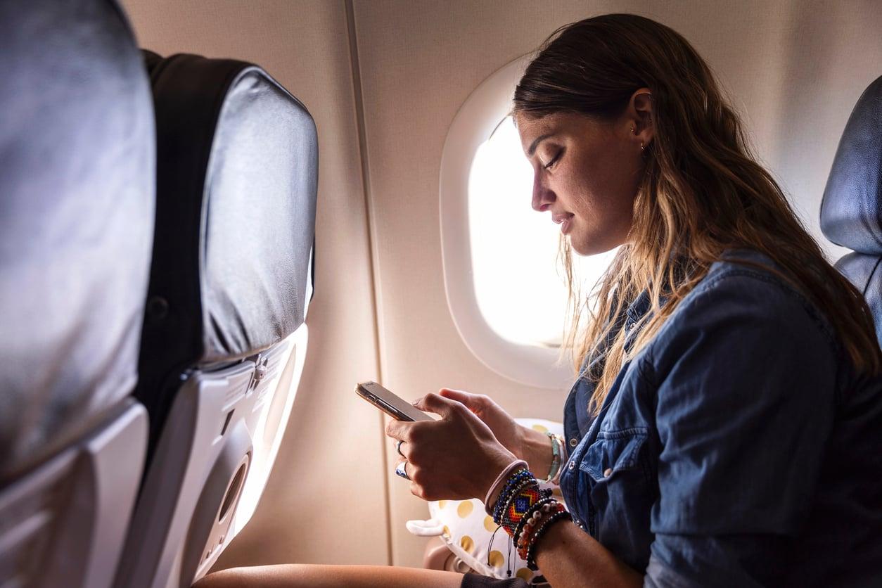 «Iba sentada a mi lado en el avión y reconoció a mi abuela en una foto antigua» — encuentros que no tienen explicación — Familia