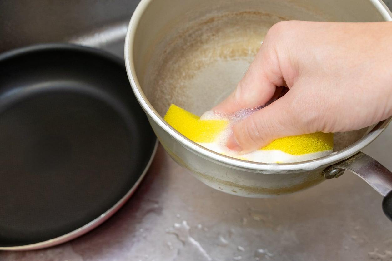 Burned jam stuck to your pot? This simple 2-ingredient trick removes it instantly — Household