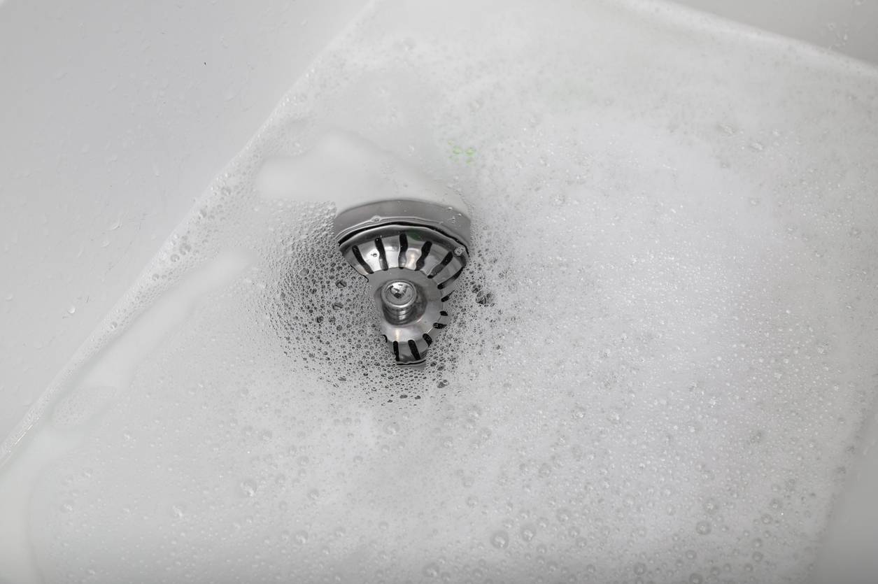 Cattivo odore dallo scarico con il caldo? Con due ingredienti sparisce in pochi minuti