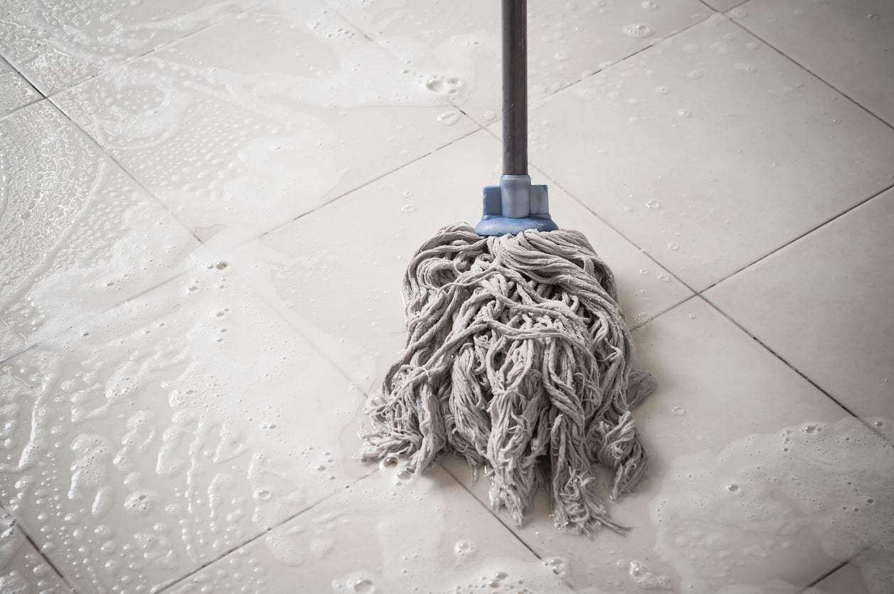 Il pavimento resta appiccicoso dopo aver lavato? Ecco i 5+1 errori che fai senza saperlo — Economia domestica