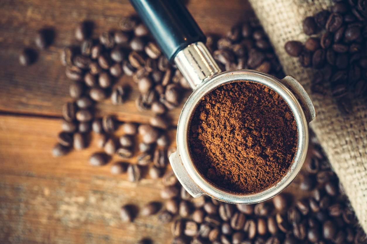 20 usos sorprendentes del poso de café en el jardín y en casa — Hogar y limpieza