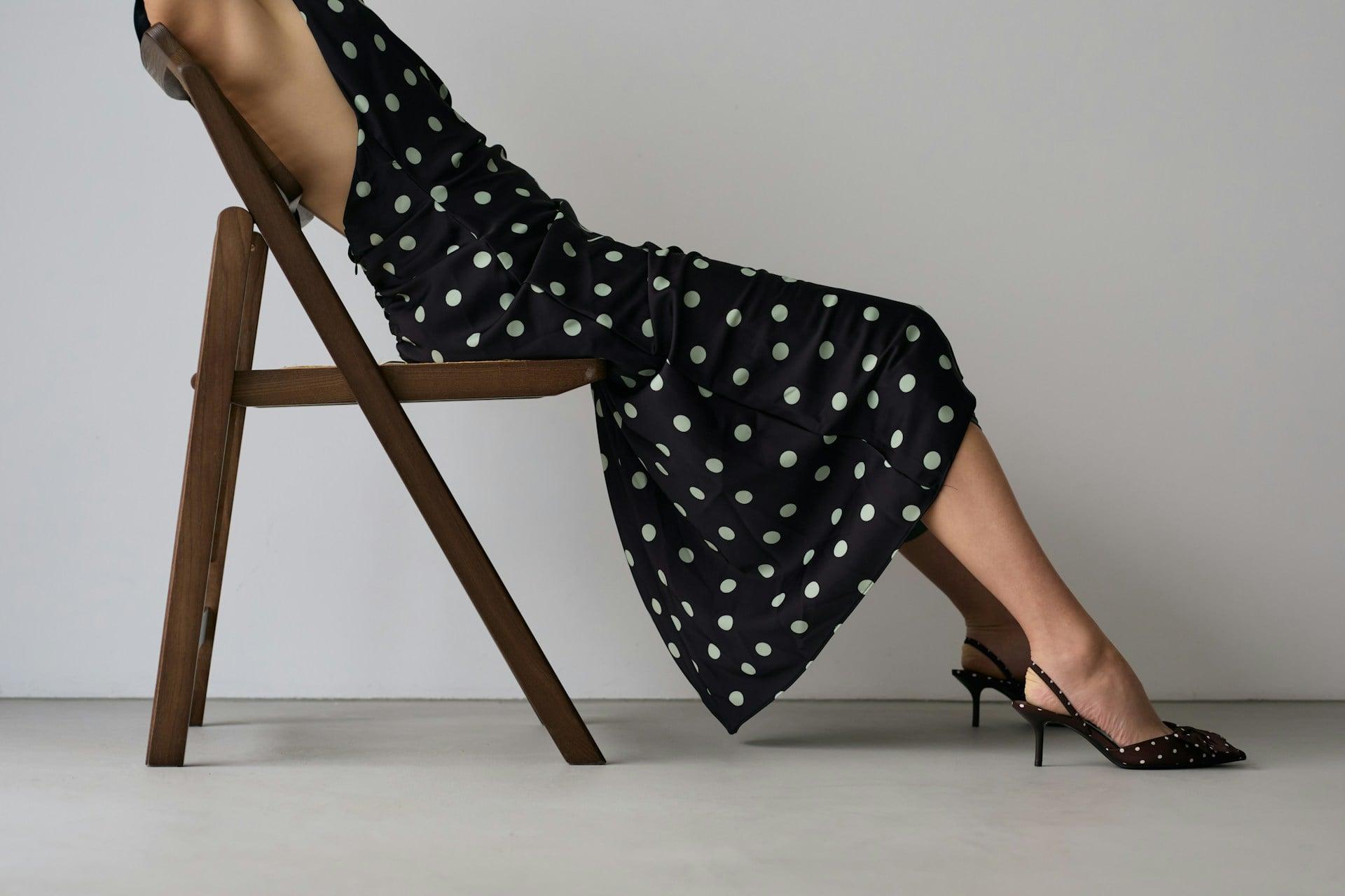 Come indossare i pois dopo i 40 con vera eleganza (senza sembrare démodé) — Moda