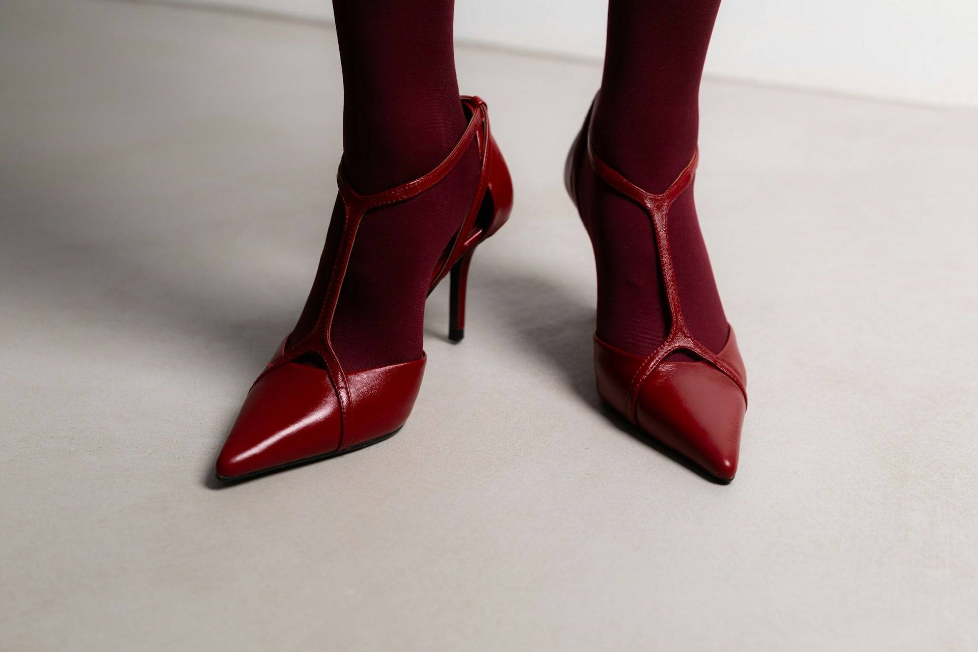 Burgund ist die Trendfarbe des Herbstes – 3 Teile, die du jetzt schon tragen kannst
