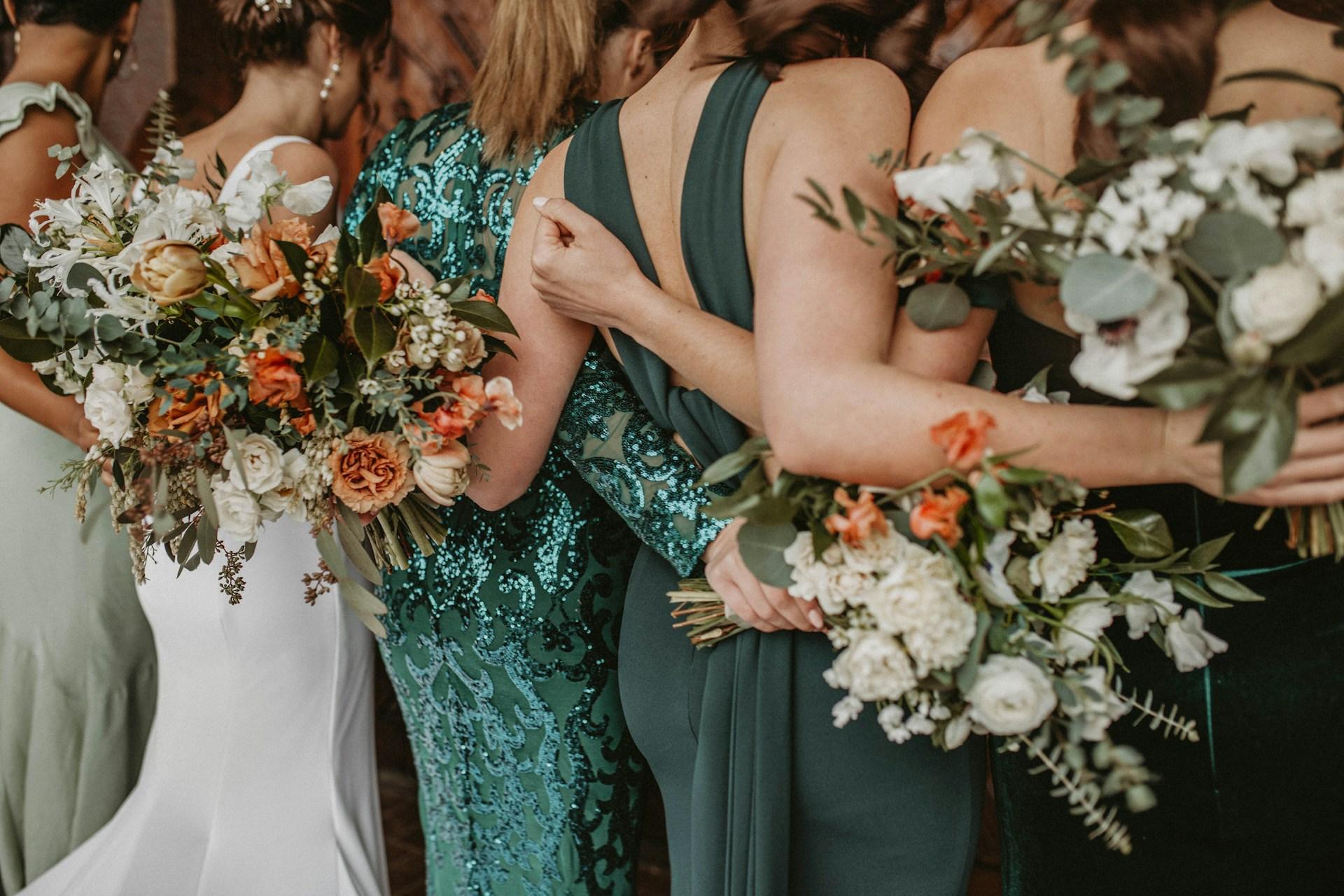 5 prendas que una mujer con estilo jamás llevaría a una boda como invitada — Moda