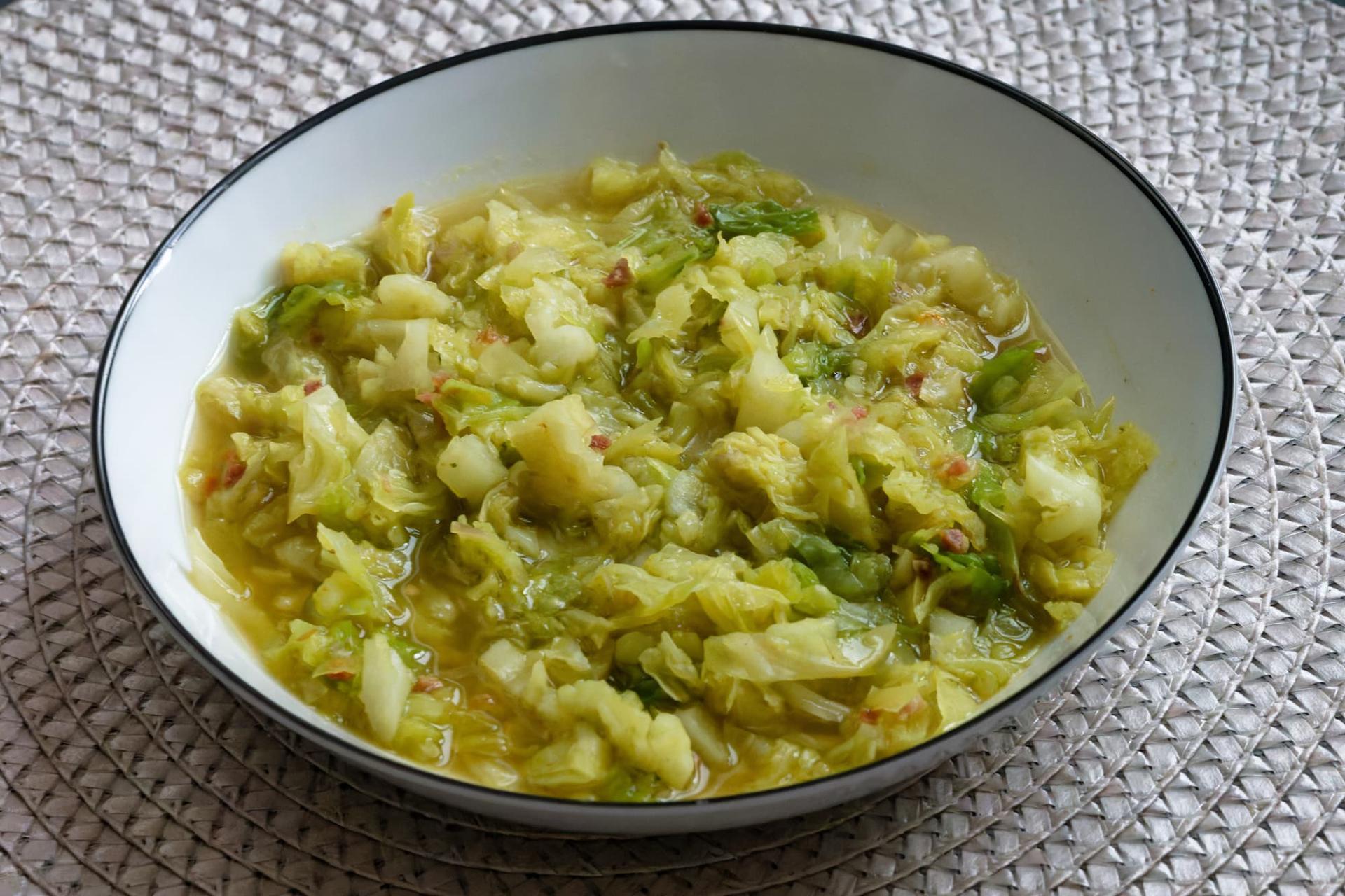 La recette de chou frisé mijoté comme autrefois : veloutée, douce et irrésistible — Mode de vie