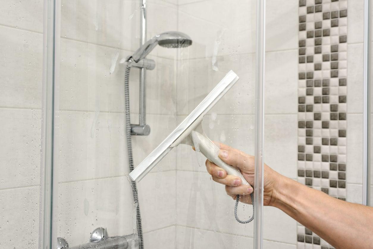 Cabine de douche calcaire : l'astuce maison à deux ingrédients qui change tout — Ménage