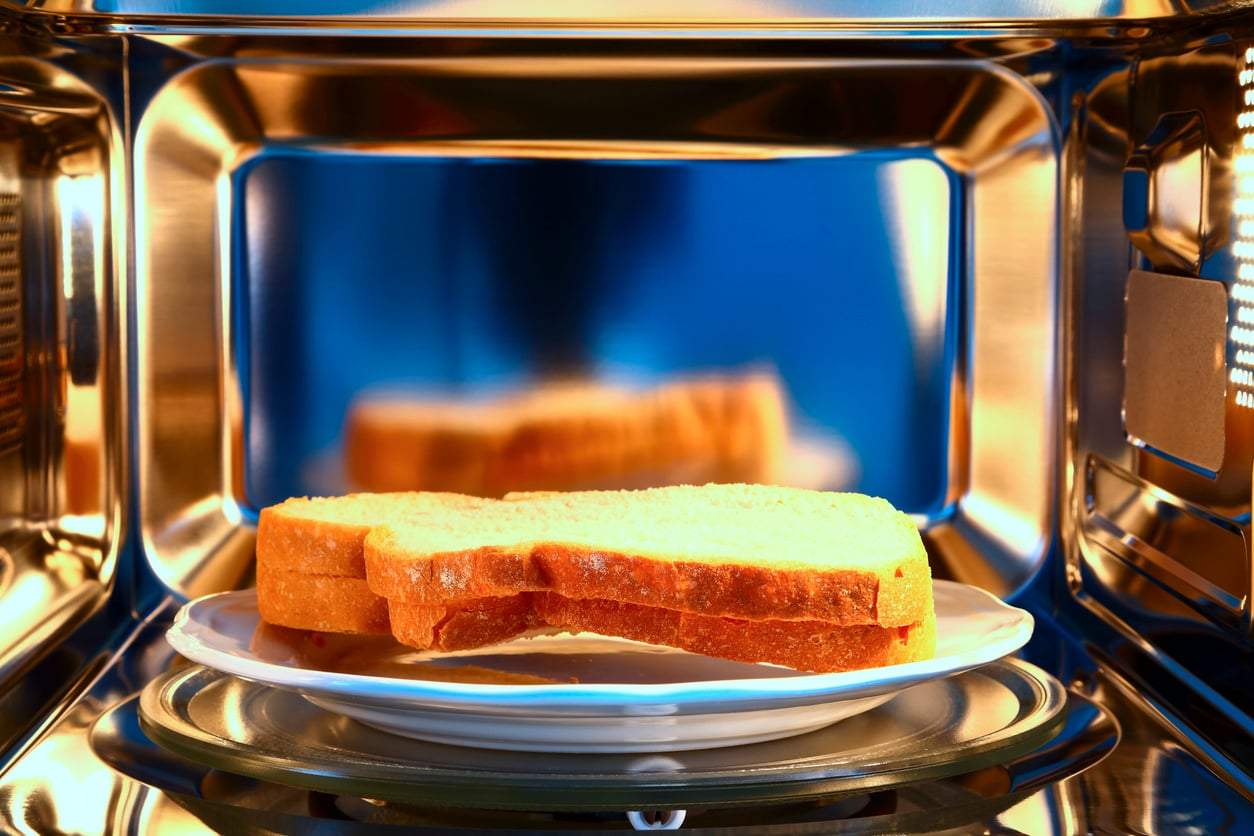 El truco del papel de cocina que hace que el pan calentado en el microondas quede suave y esponjoso — Hogar y limpieza