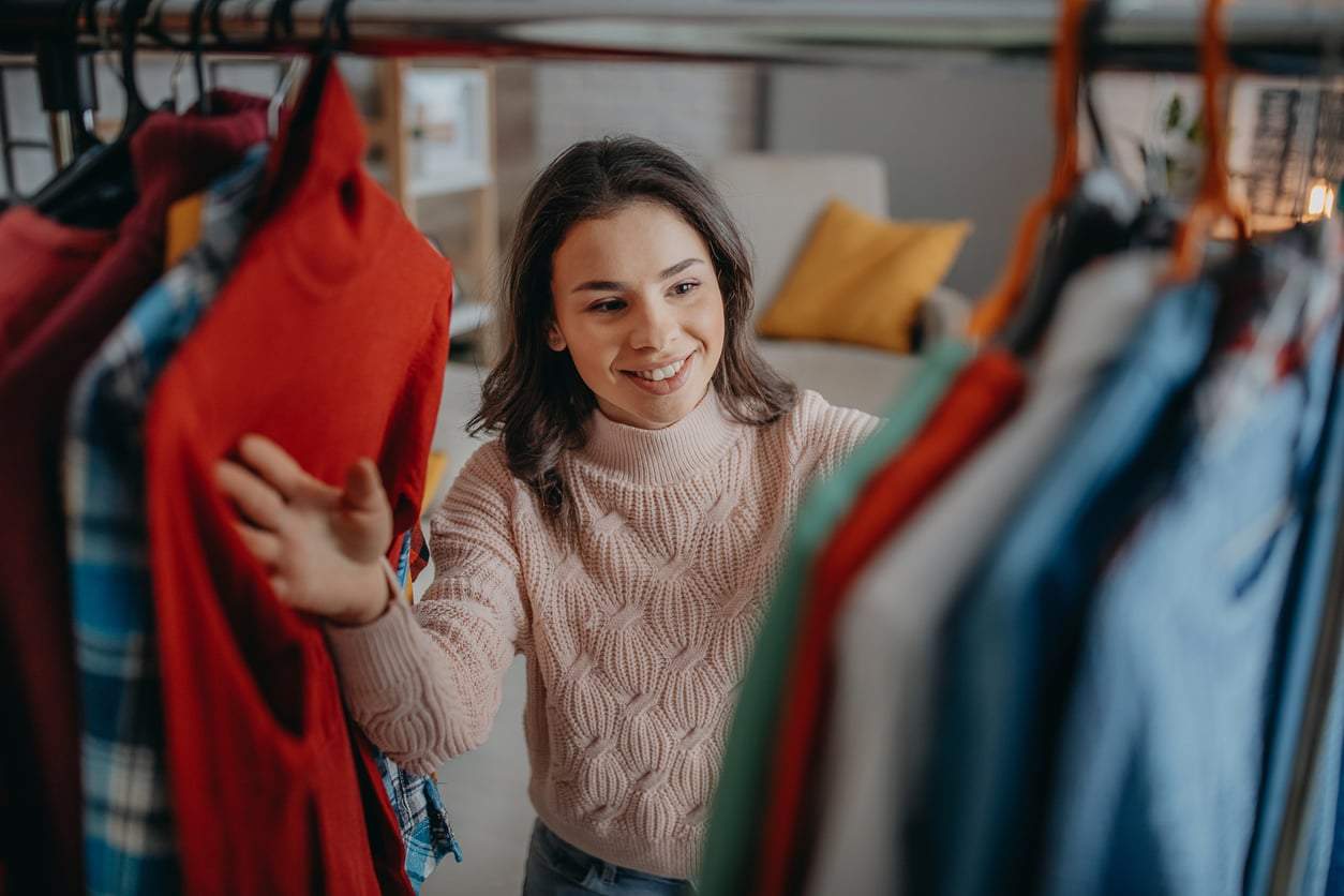 ¿Tu ropa huele a humedad en el armario? Este truco casero soluciona el problema — Hogar y limpieza