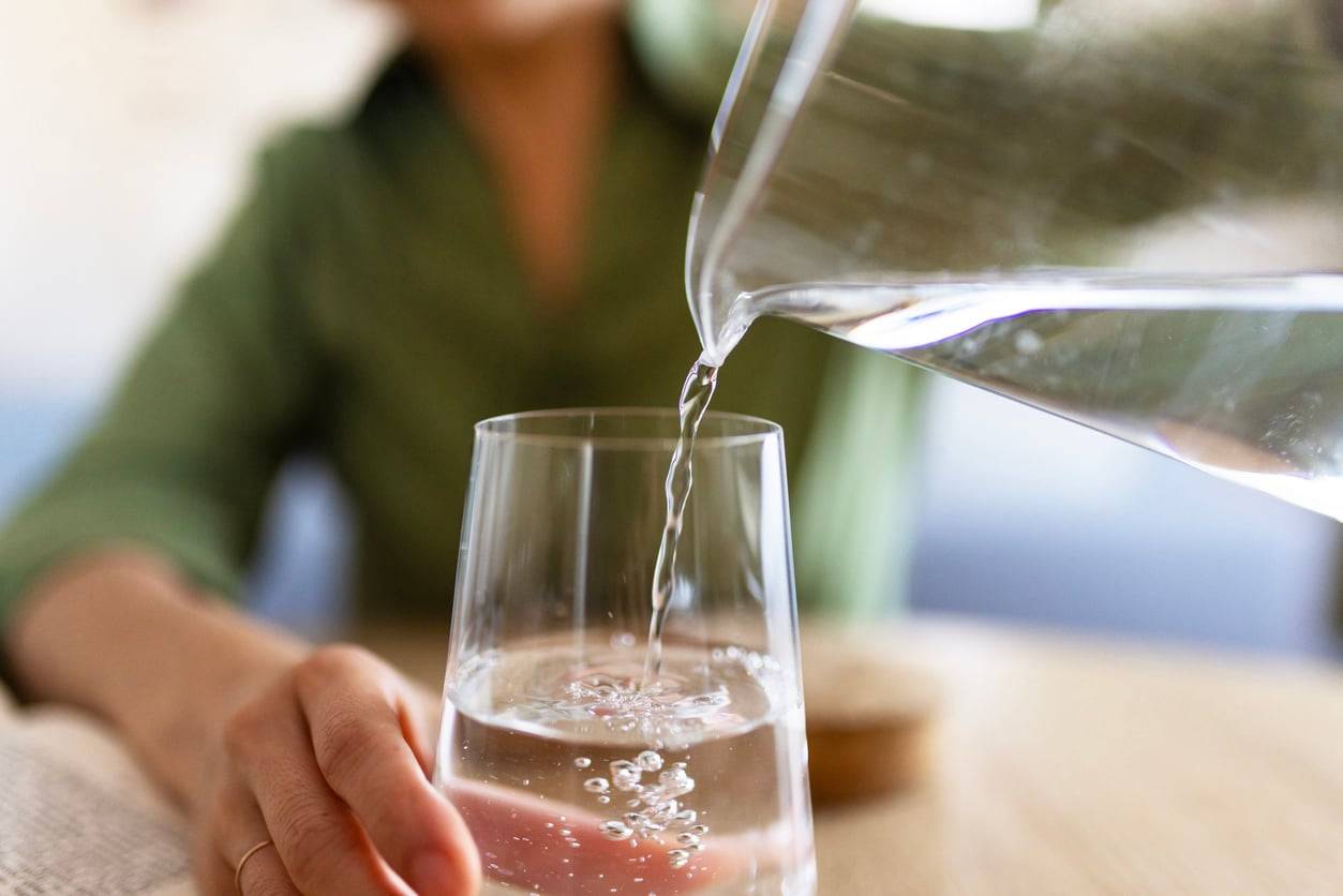 Odi l'acqua liscia? 5 piccoli trucchi per riuscire a bere di più ogni giorno