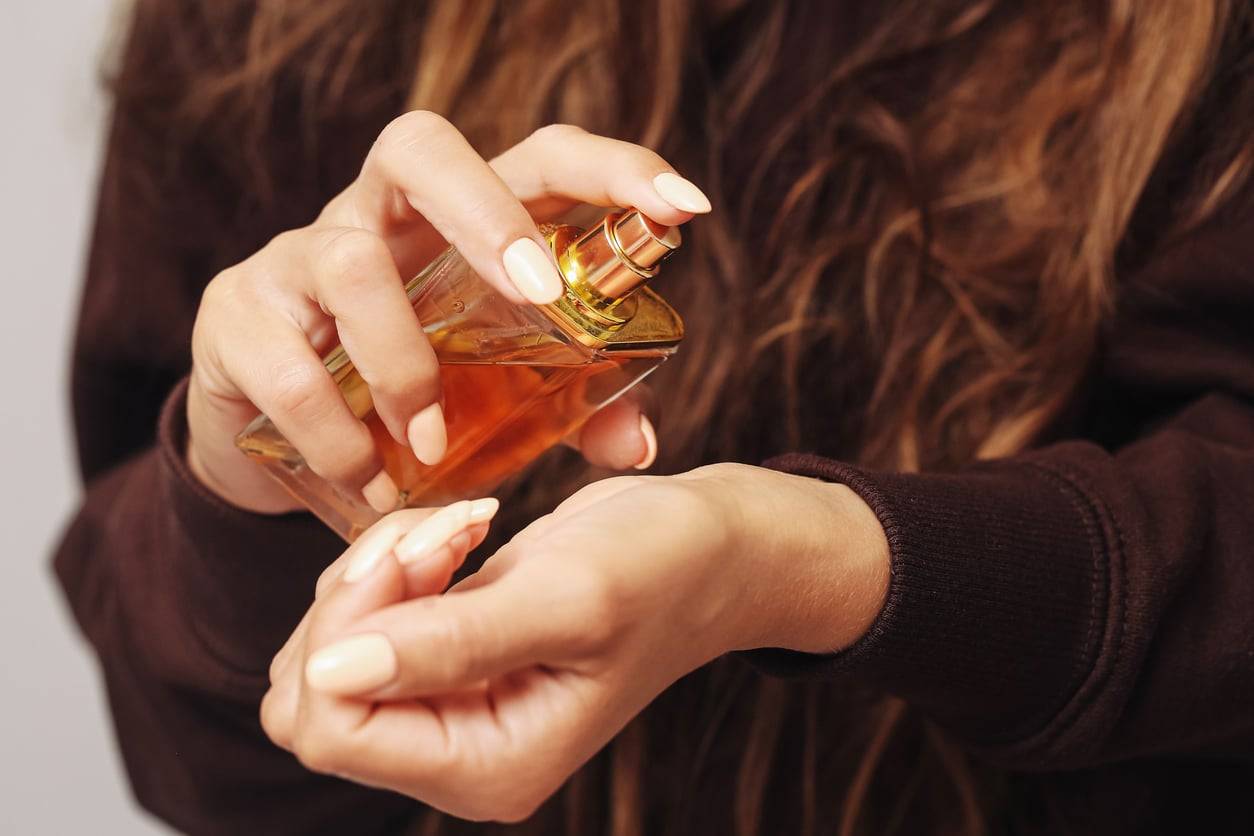 Caldi, speziati e sensuali: i profumi d'autunno che non vorrai smettere di indossare