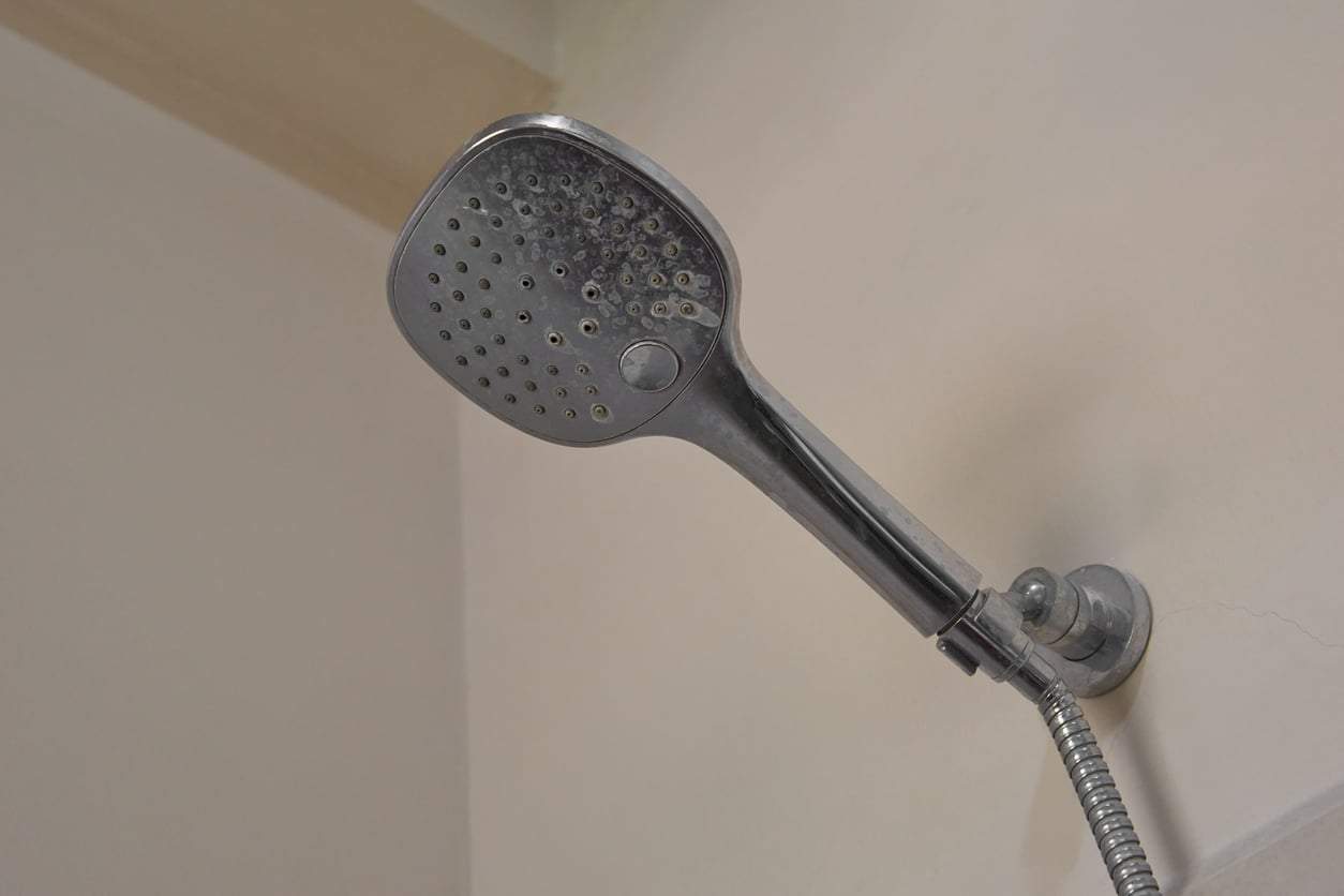 Verkahlter Duschkopf? Dieser alte Hausfrauen-Trick macht ihn in Minuten wieder wie neu — Haushalt