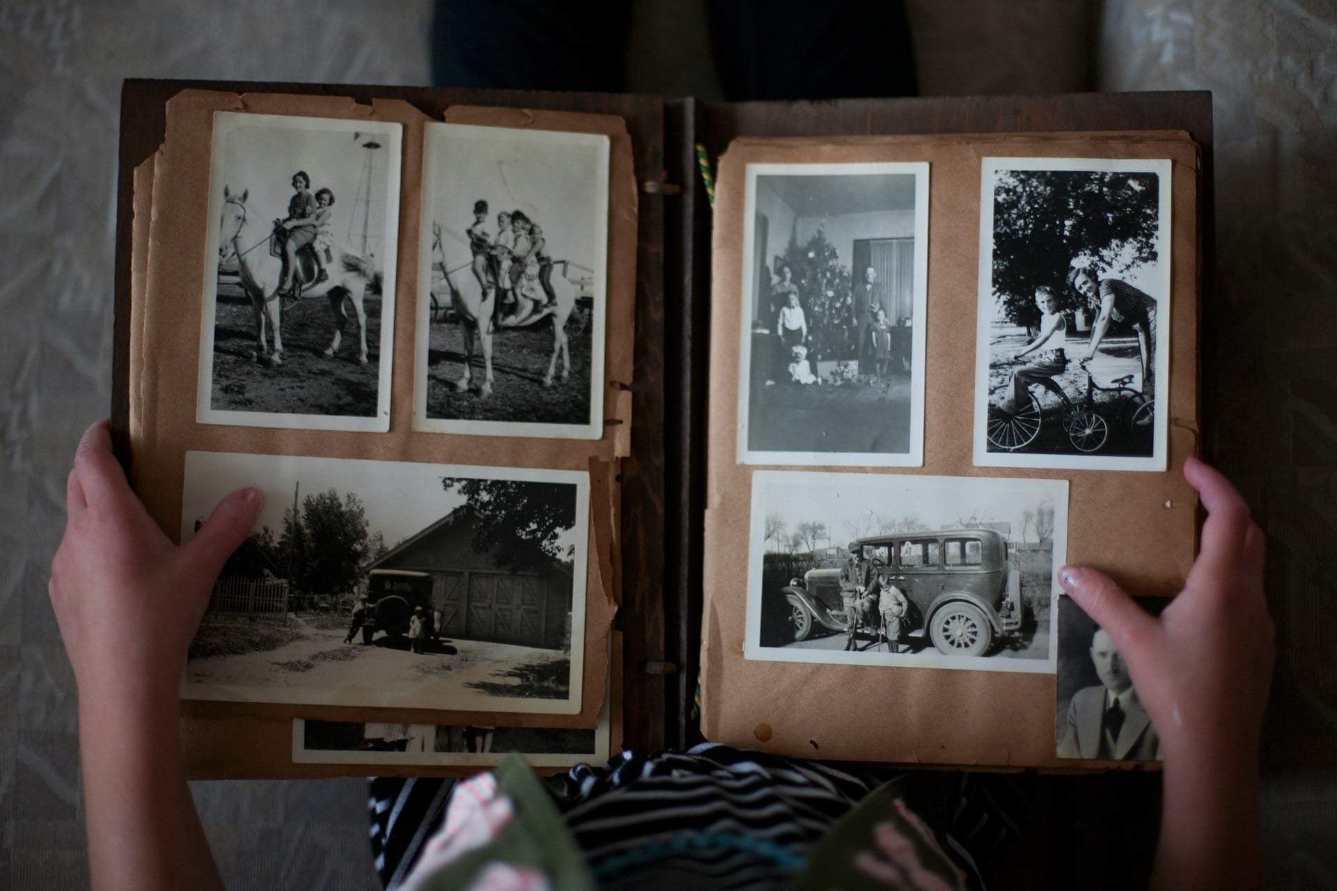 « Pendant 40 ans, j'ai cru être fille unique » — un prénom au dos d'une vieille photo a tout changé — Famille