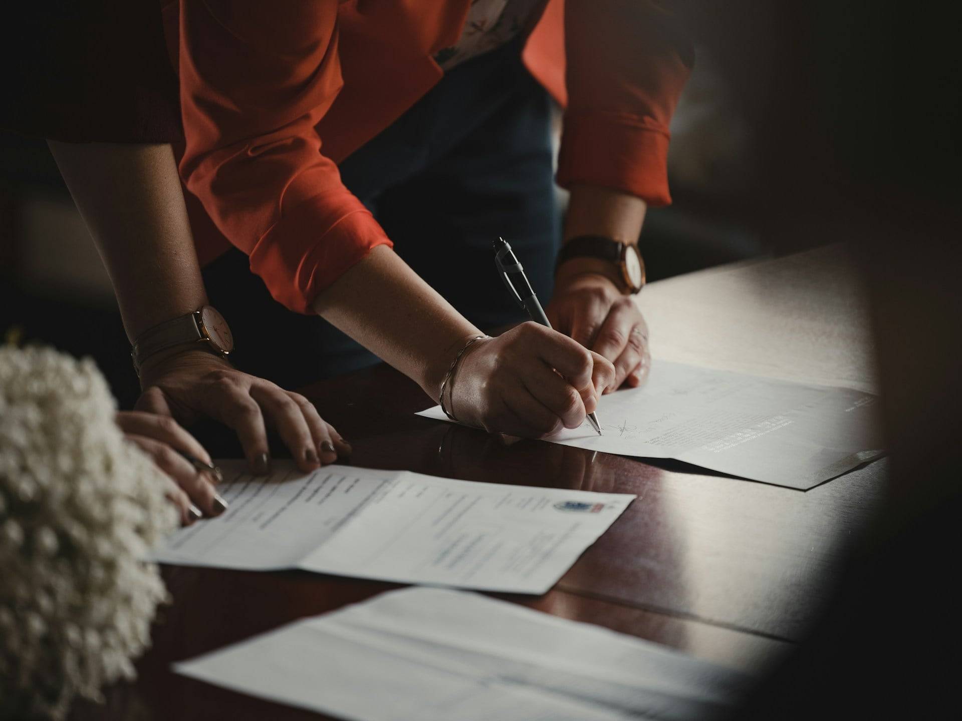 «Non voleva sentire parlare di firmarlo» – cosa pensano davvero gli avvocati del contratto prematrimoniale