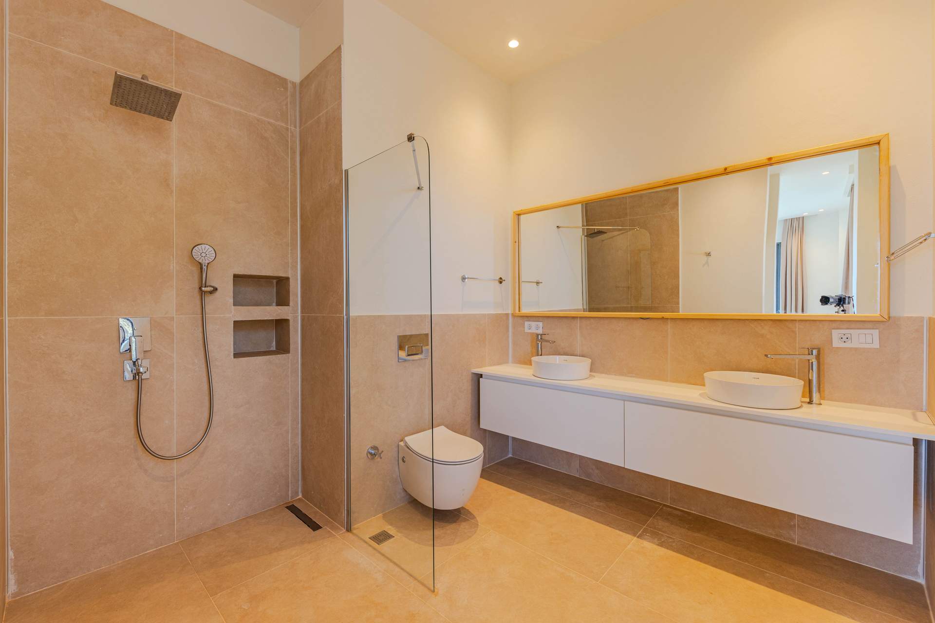 Cómo hacer que tu baño parezca el doble de grande sin tirar ni una pared — Decoración