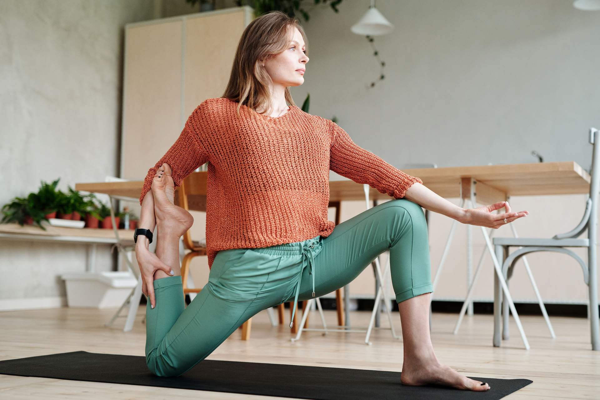 3 Dehnübungen, die deine Hüfte und deinen Rücken nach 8 Stunden Sitzen retten — Gesundheit