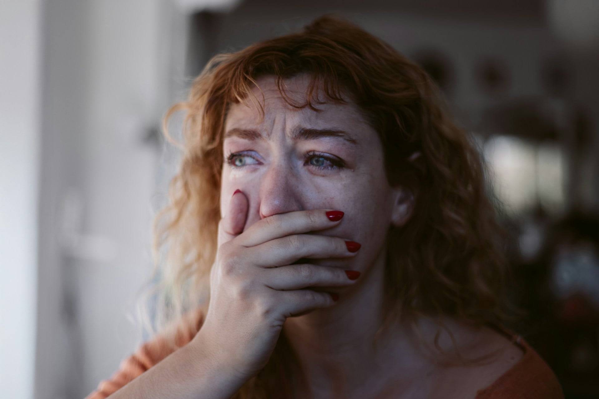 «Tenía que traer el ticket del supermercado para que él lo revisara» — Así de cruel es el abuso económico en la pareja