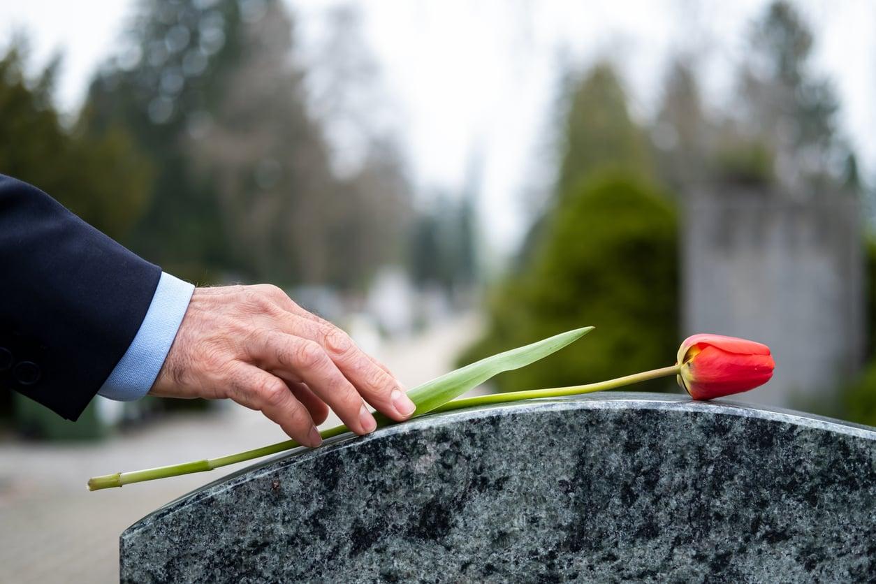 « Aux funérailles de ma tante, un homme m'a dit que j'étais sa fille » — la phrase qui a tout fait basculer — Famille