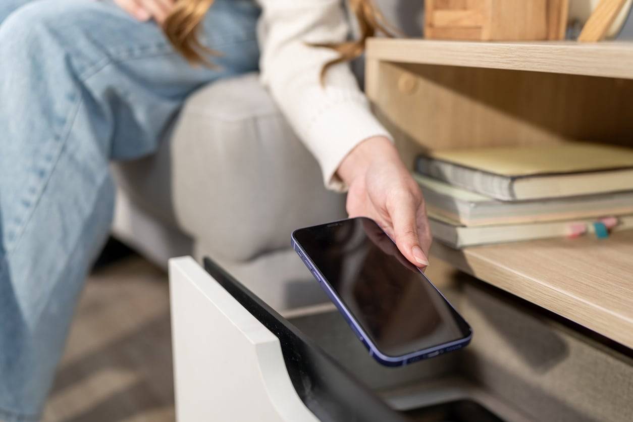 „In der Schublade meines Mannes lag ein zweites Handy" – so flog sein Doppelleben auf