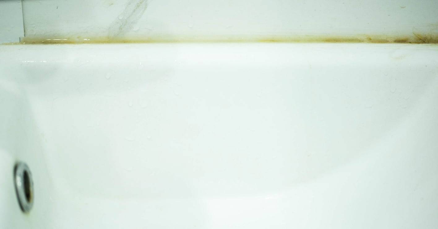 Le joint de salle de bain jaunit ? Un ingrédient du placard de cuisine peut tout changer