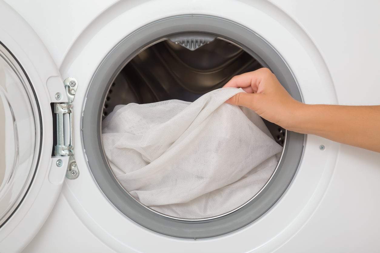Le tende bianche sono diventate grigie? Questo rimedio casalingo le riporta a splendere — Economia domestica