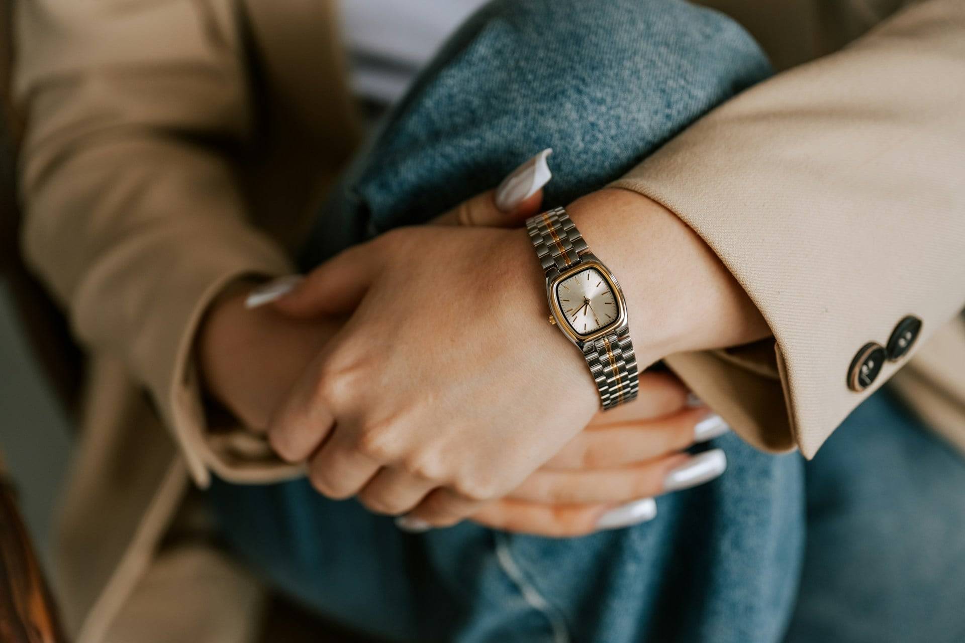 À quel poignet portez-vous votre montre ? Ce que ce geste révèle sur vos décisions