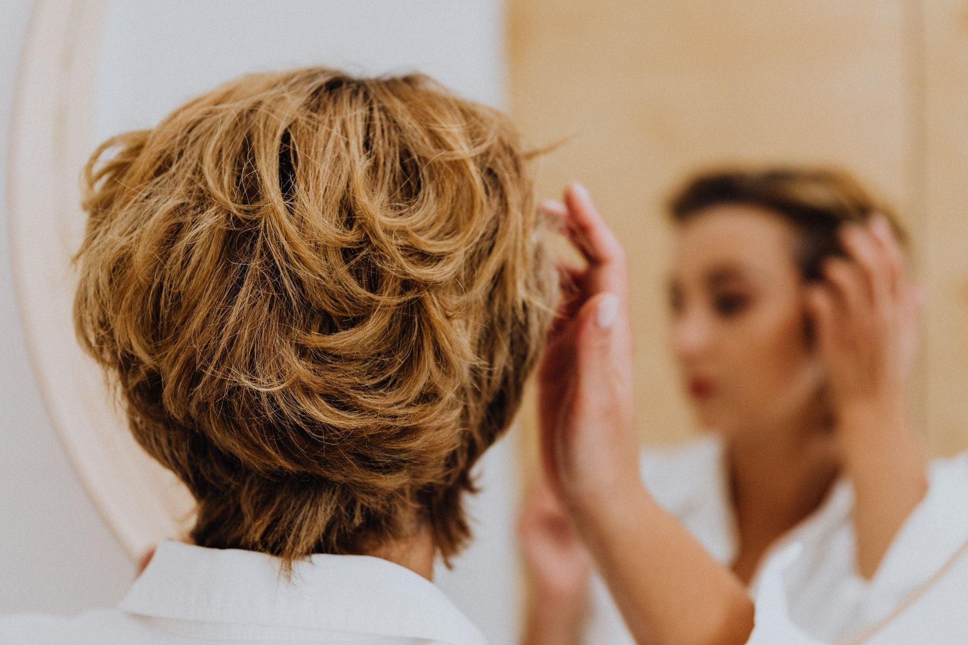 Il cambio look autunnale che ringiovanisce: i tagli di capelli più belli per le donne over 50 — Capelli